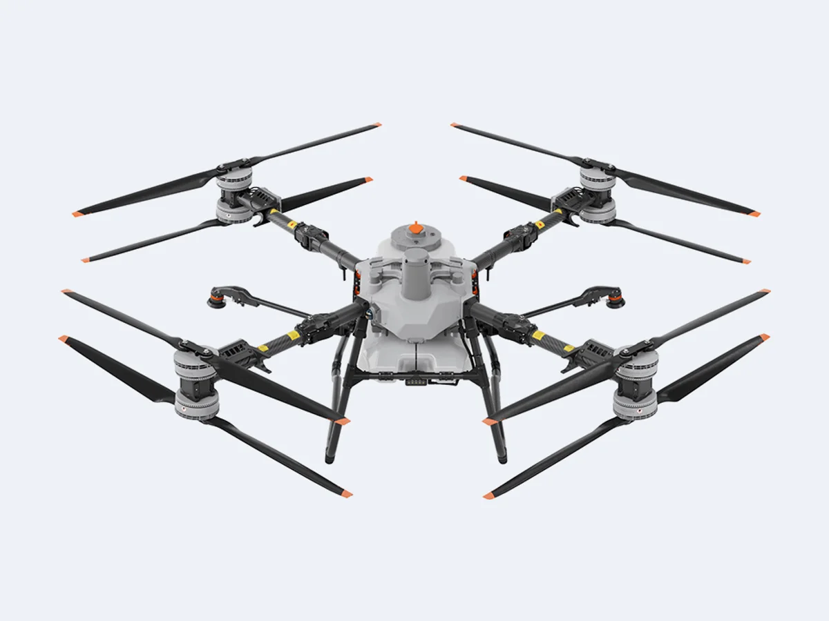 DJI Agras T100 visto de frente, com o tanque de pulverização e as hélices abertas