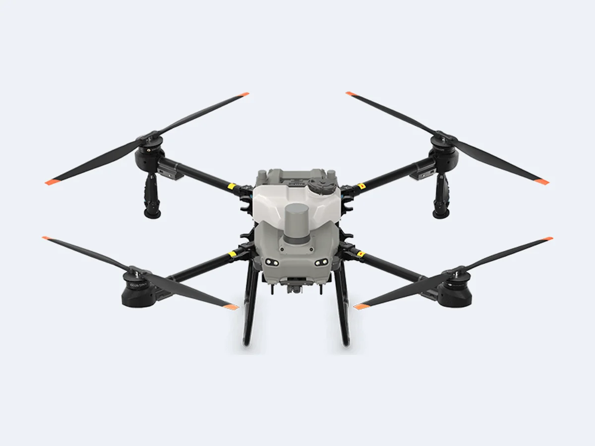 DJI Agras T25 visto de frente, com o tanque de pulverização e as hélices abertas