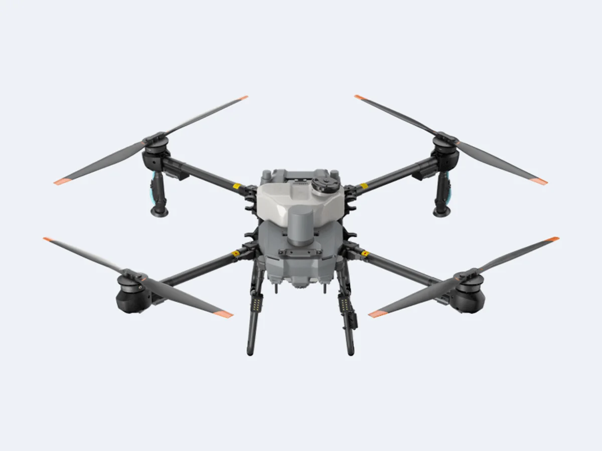 DJI Agras T25P visto de frente, com o tanque de pulverização e as hélices abertas