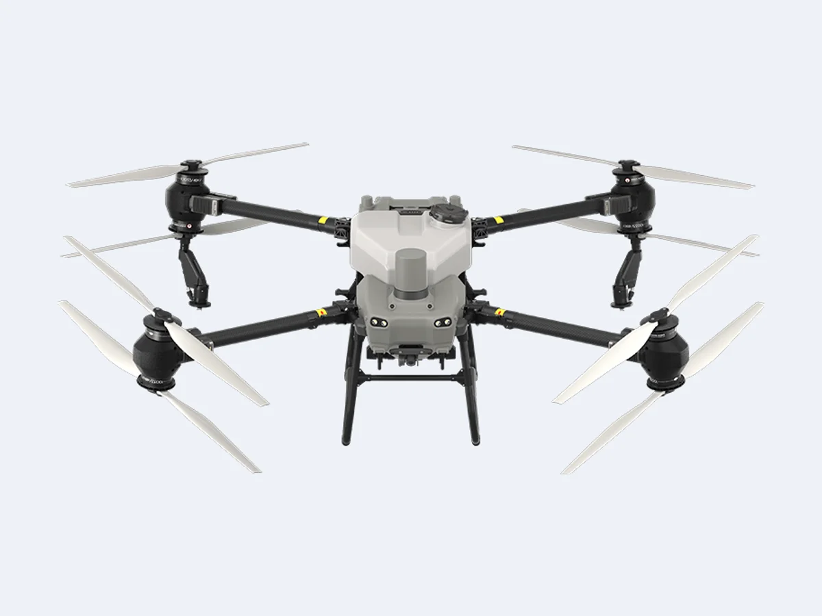 DJI Agras T50 visto de frente, com o tanque de pulverização e as hélices abertas