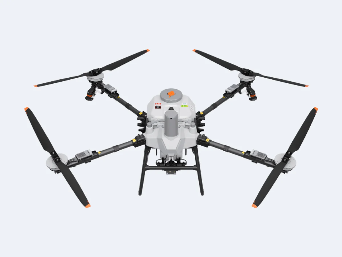 DJI Agras T55 visto de frente, com o tanque de pulverização e as hélices abertas