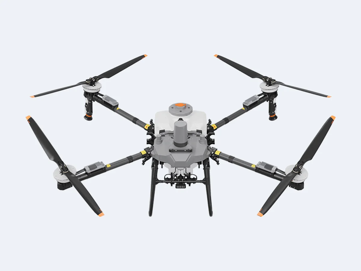 DJI Agras T70P visto de frente, com o tanque de pulverização e as hélices abertas