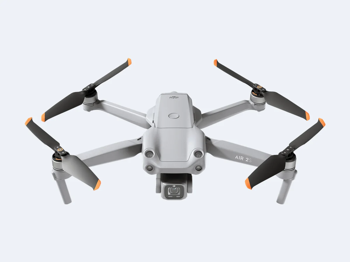 DJI Air 2S visto de cima e de frente, com hélices abertas