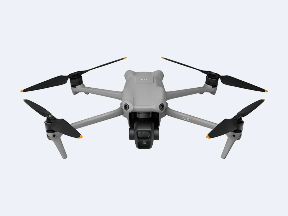 DJI Air 3 visto de frente, com o gimbal de câmera dupla