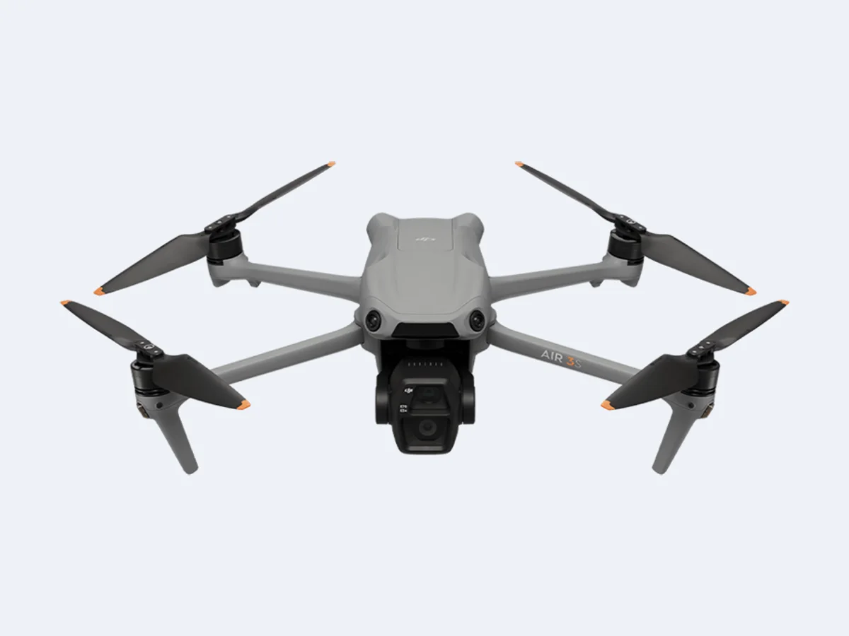 DJI Air 3S visto de frente, com as duas câmeras no gimbal
