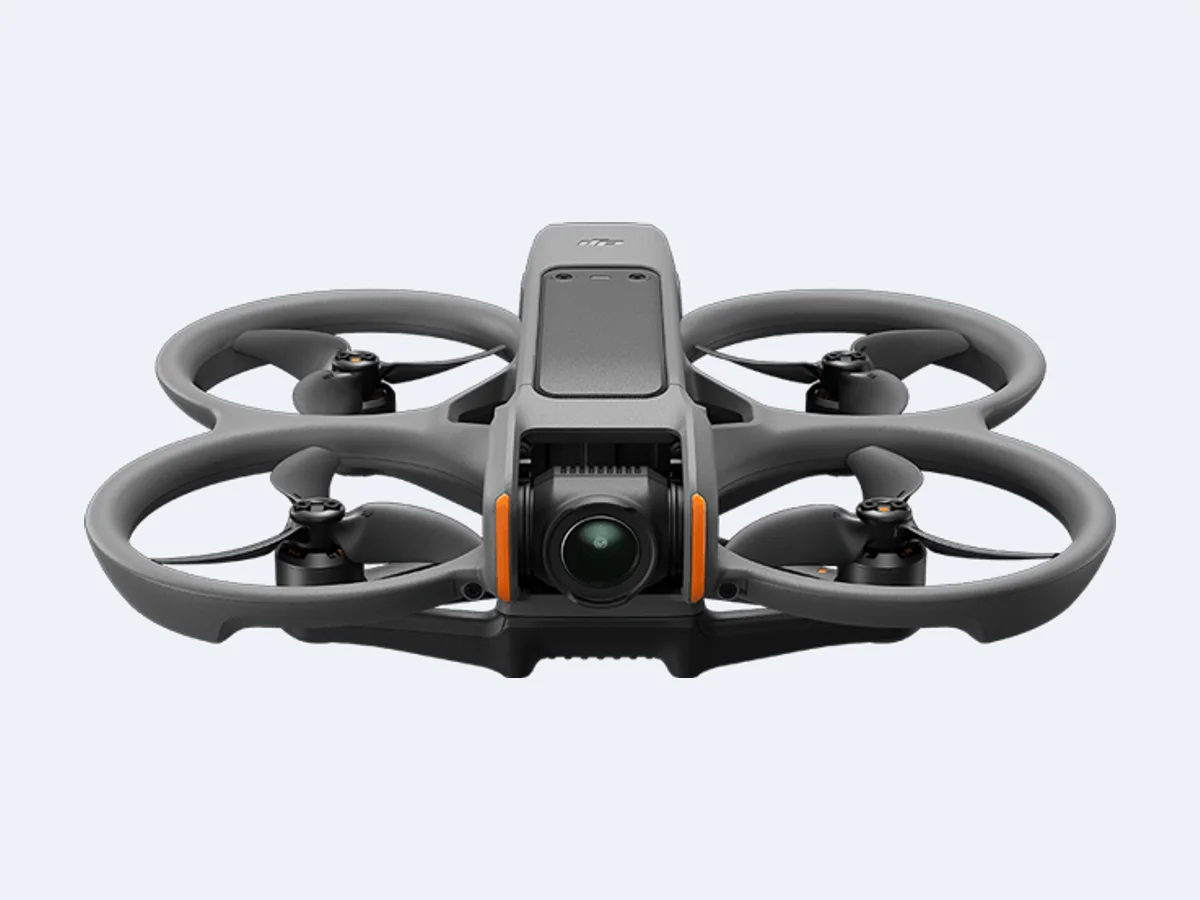 DJI Avata 2 visto de frente, com as hélices protegidas por aros