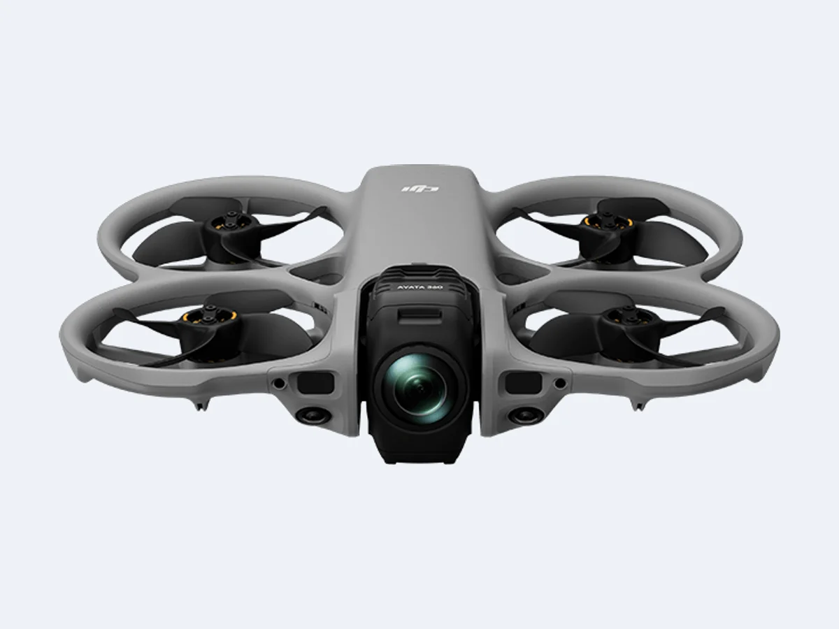 DJI Avata 360 visto de frente, com a câmera 360 e as hélices protegidas
