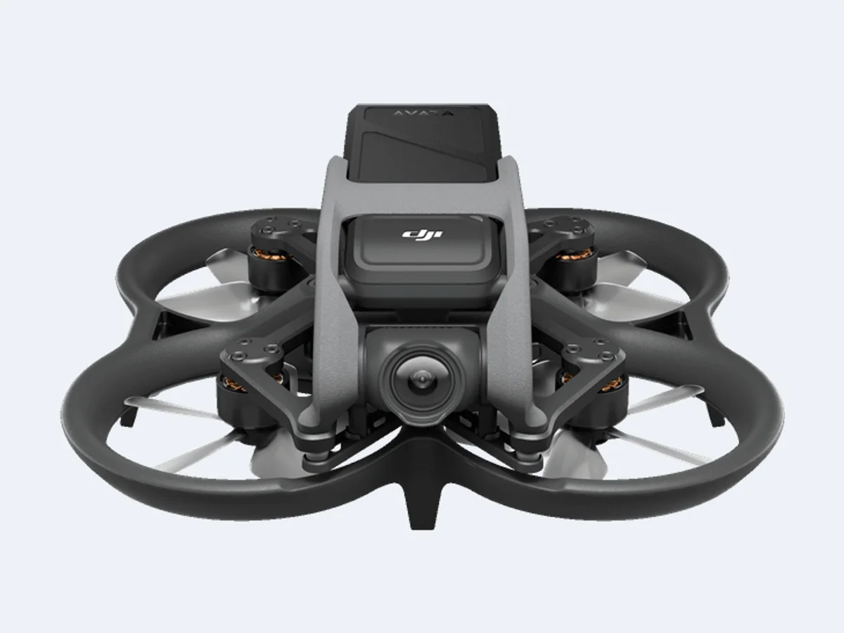 DJI Avata visto de frente, com a câmera e as hélices protegidas por aros