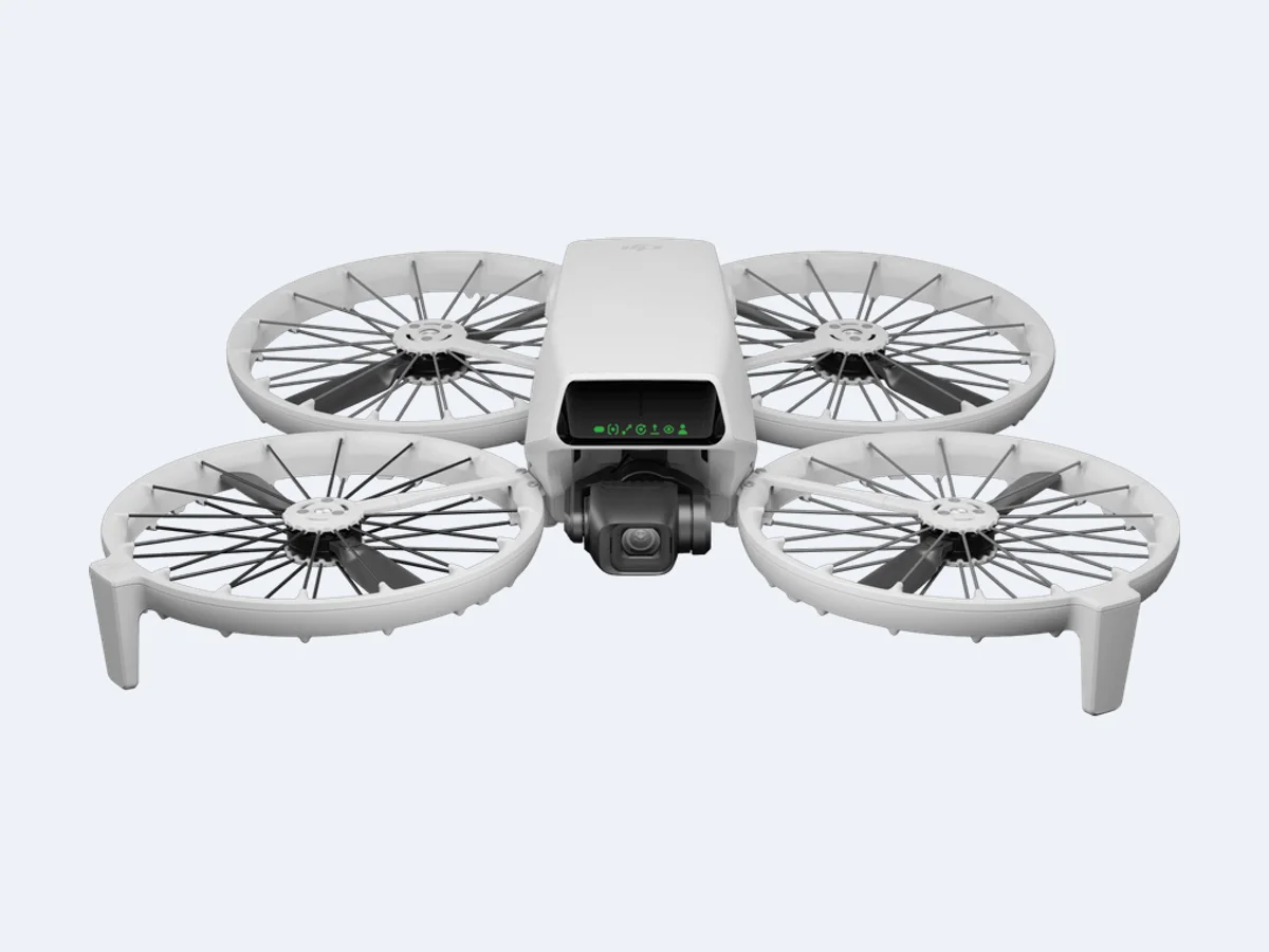 DJI Flip visto de frente, com proteções circulares nas hélices e câmera sob o corpo