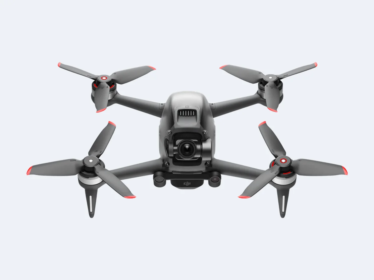 DJI FPV visto de frente, com as quatro hélices abertas e a câmera