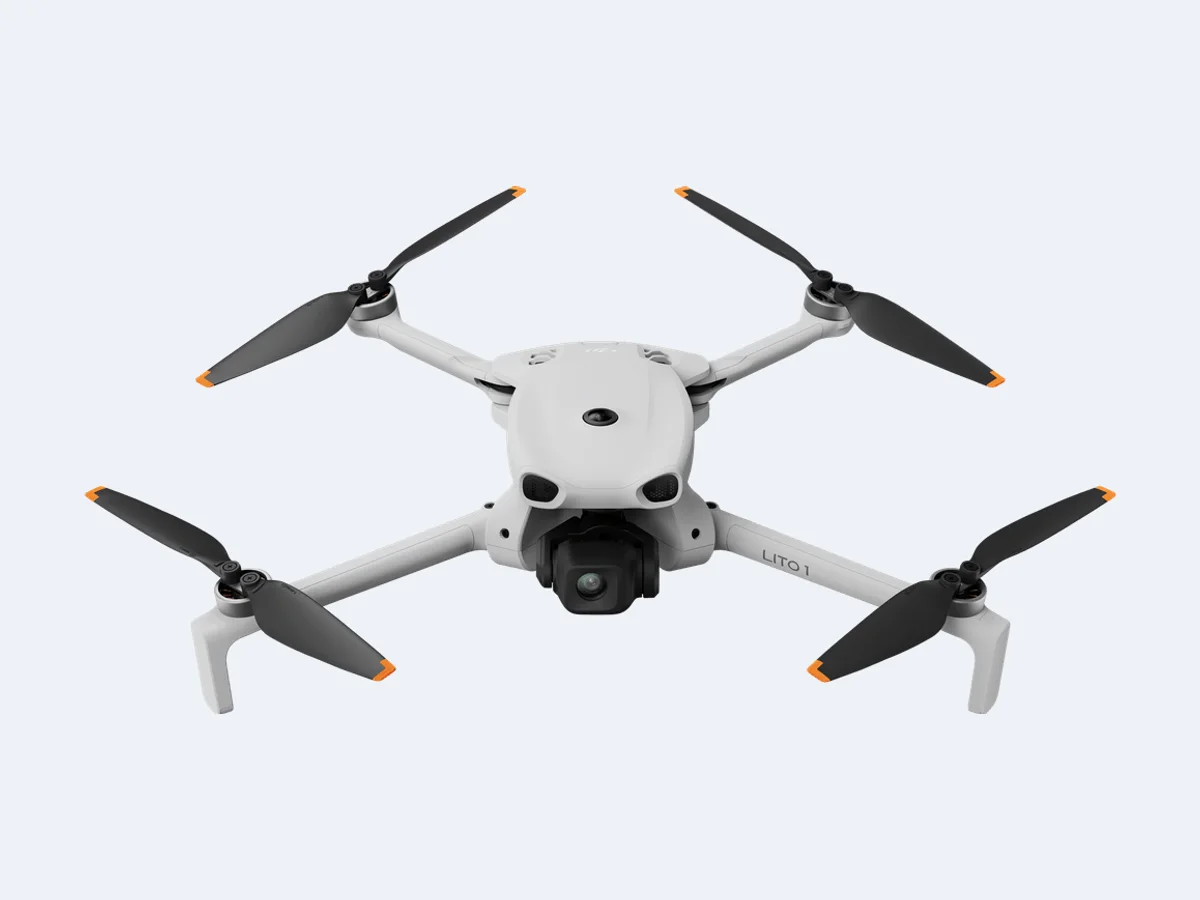 DJI Lito 1 visto de frente, com câmera sob o corpo e hélices abertas