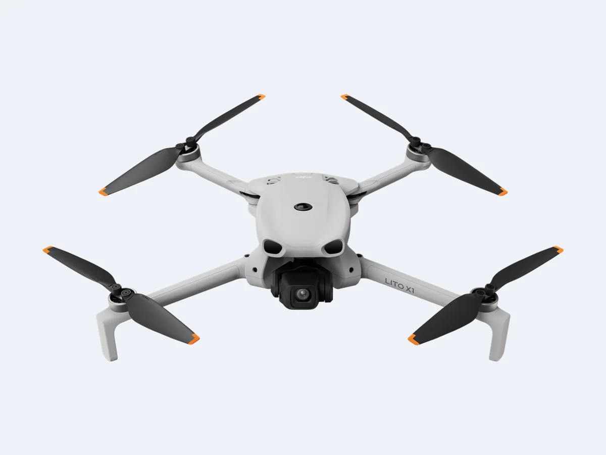 DJI Lito X1 visto de frente, com câmera sob o corpo e hélices abertas