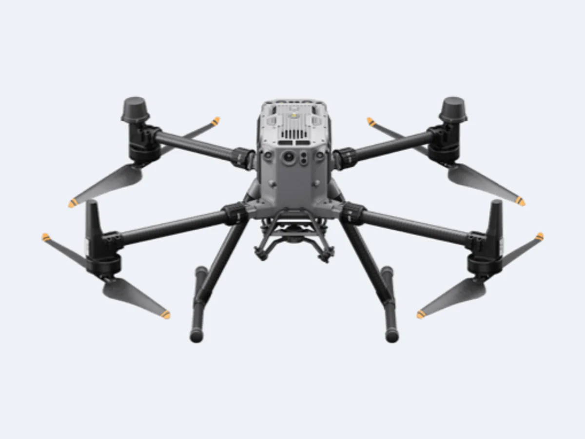DJI Matrice 350 RTK visto de frente, com trem de pouso e quatro hélices