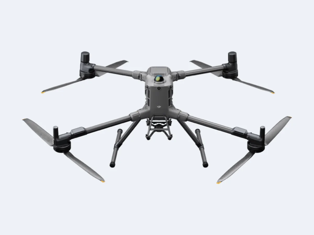 DJI Matrice 400 visto de frente, com trem de pouso e quatro hélices