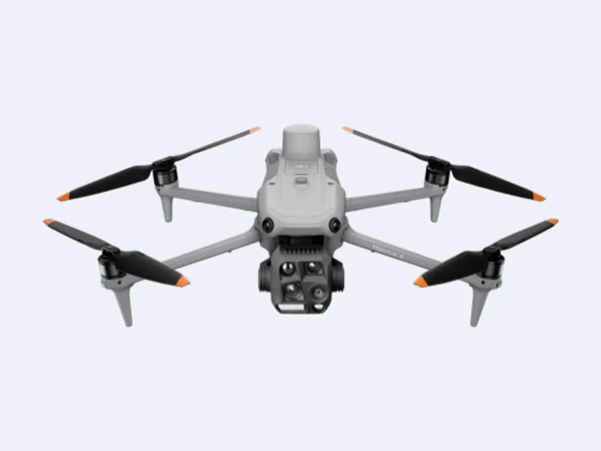 Drone da série DJI Matrice 4 visto de frente, com o módulo de câmeras (imagem oficial da série)