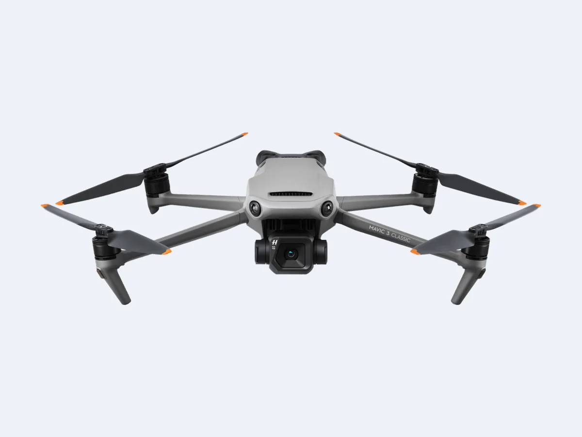 DJI Mavic 3 Classic visto de frente, com a câmera Hasselblad