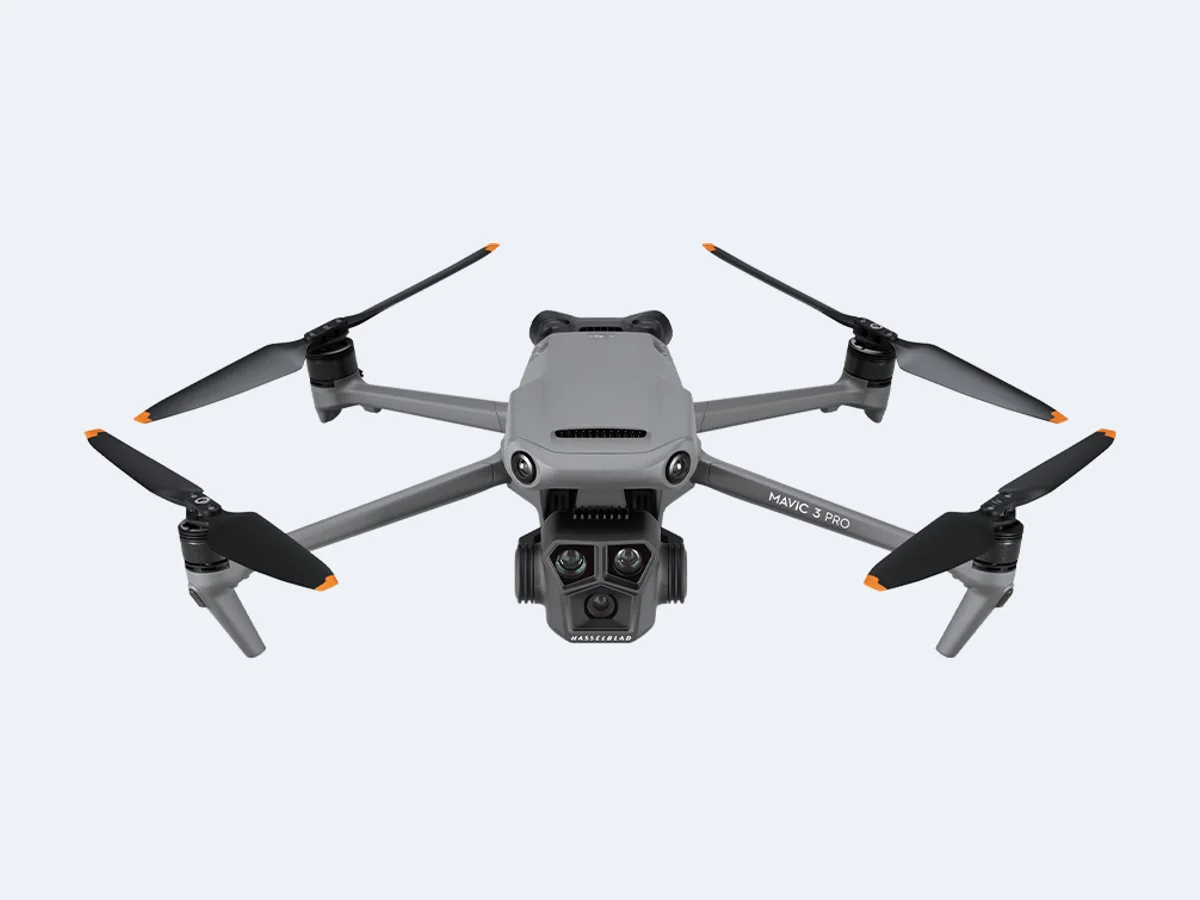 DJI Mavic 3 Pro visto de frente, com o módulo de três câmeras