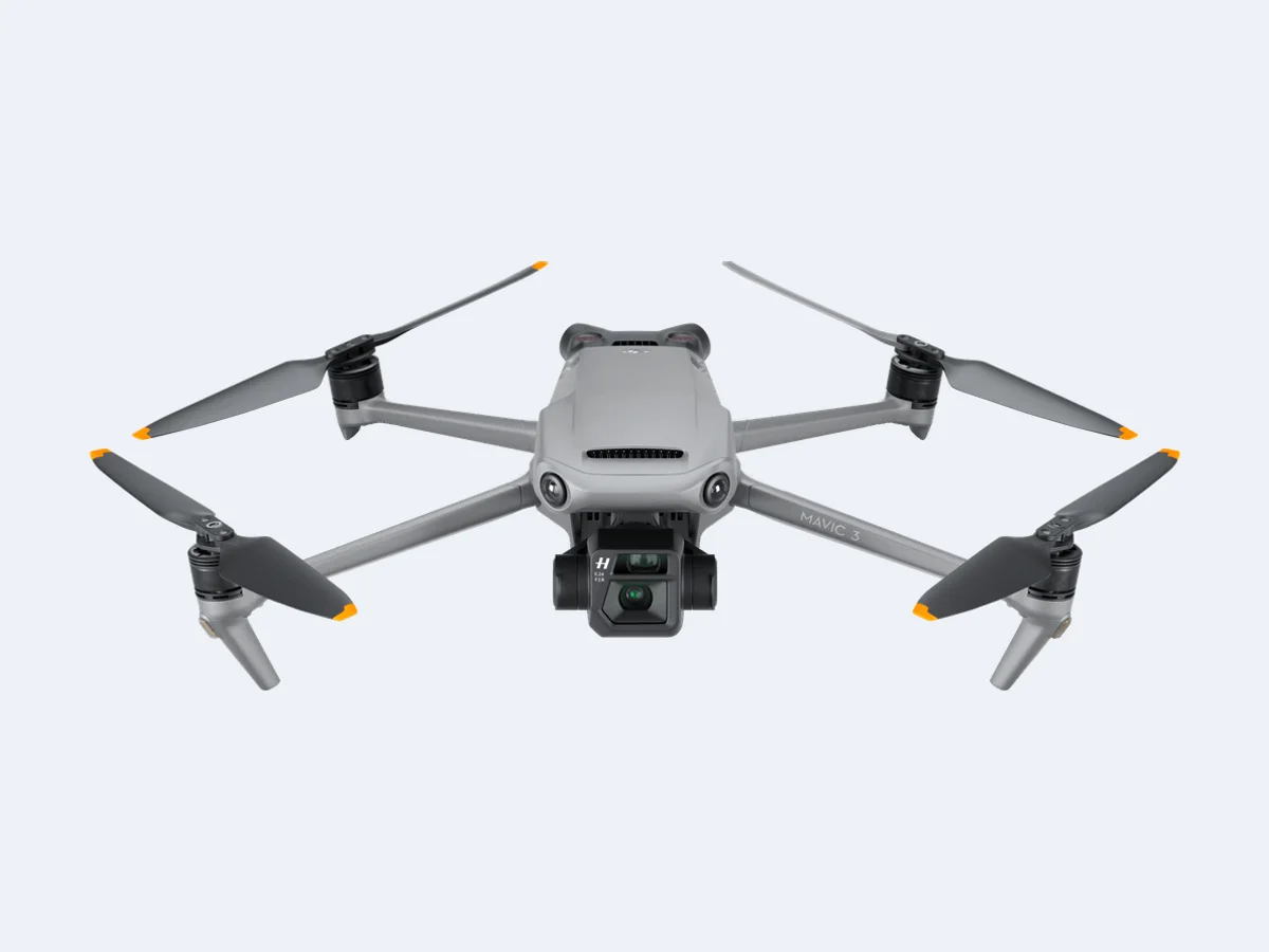 DJI Mavic 3 visto de frente, com a câmera Hasselblad