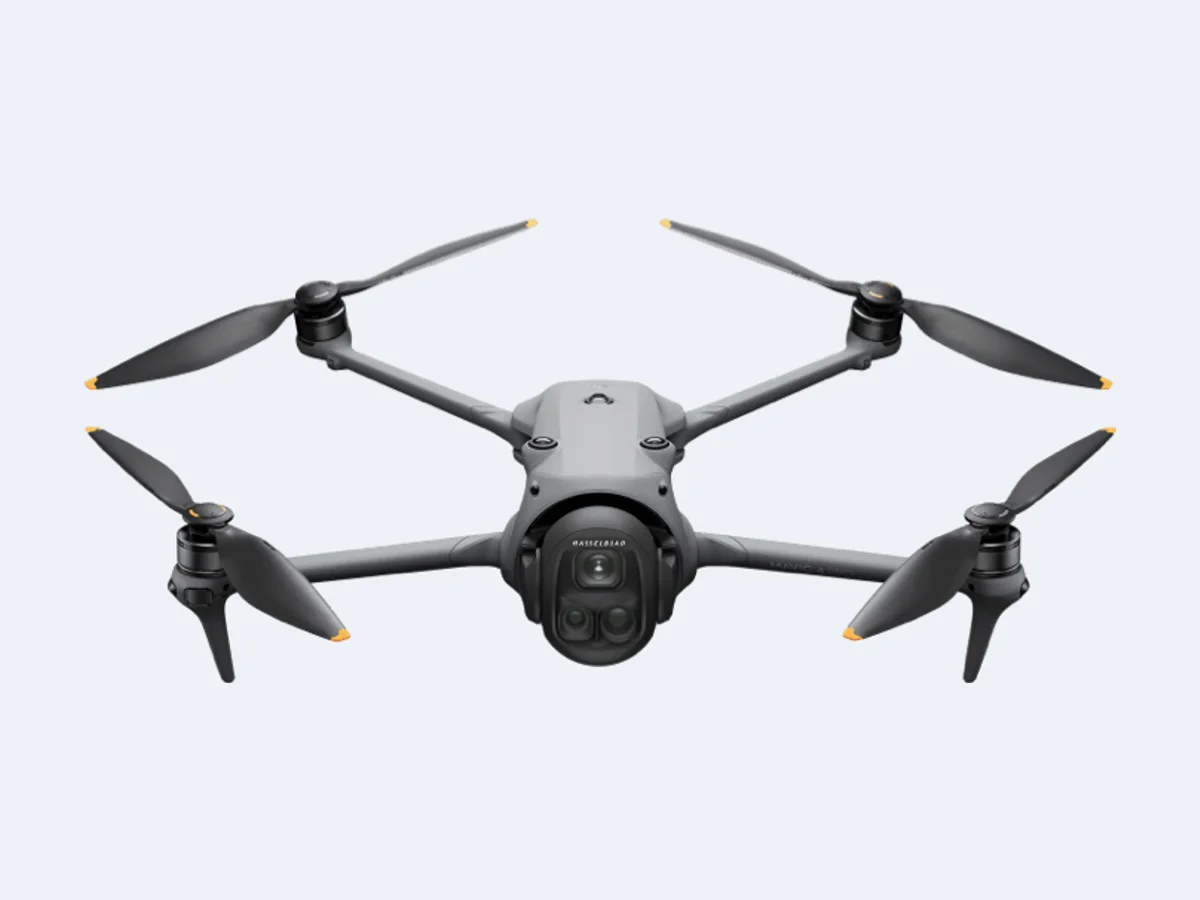 DJI Mavic 4 Pro visto de frente, com o gimbal esférico da câmera Hasselblad