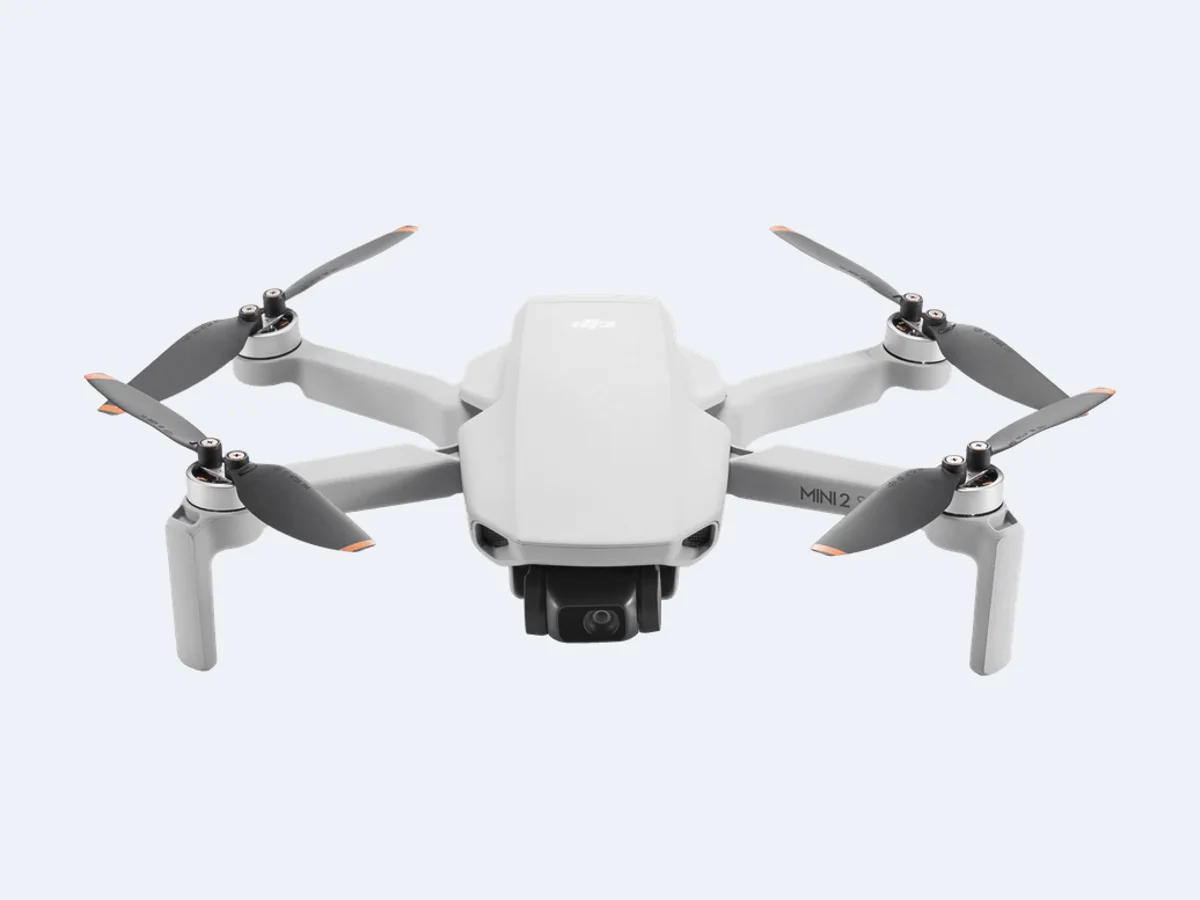 DJI Mini 2 SE visto de frente, com hélices abertas e câmera sob o corpo