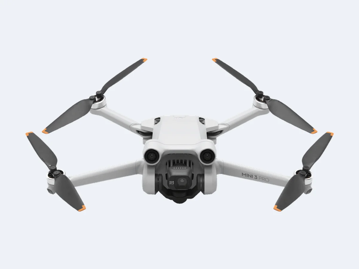DJI Mini 3 Pro visto de frente, com sensores frontais e hélices abertas