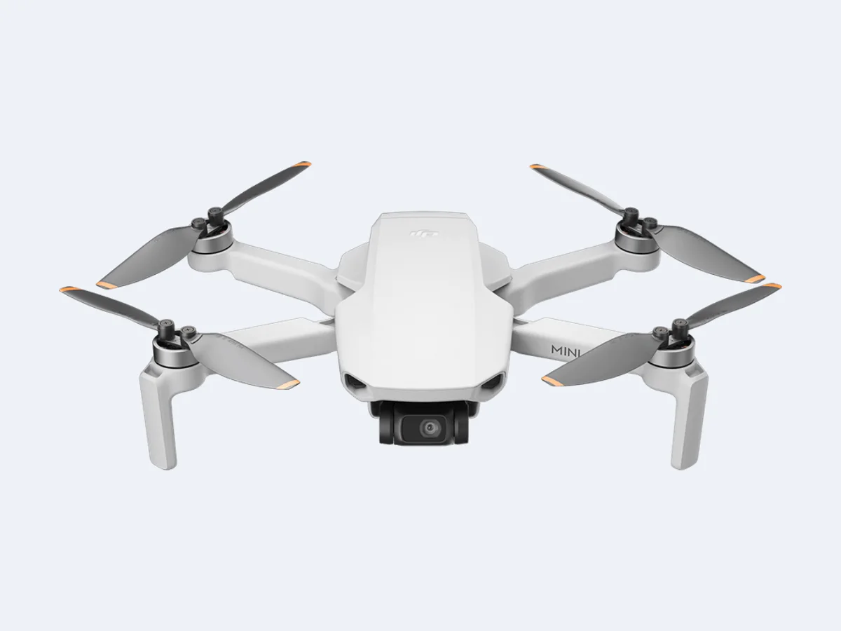 DJI Mini 4K visto de frente, com hélices abertas e câmera sob o corpo