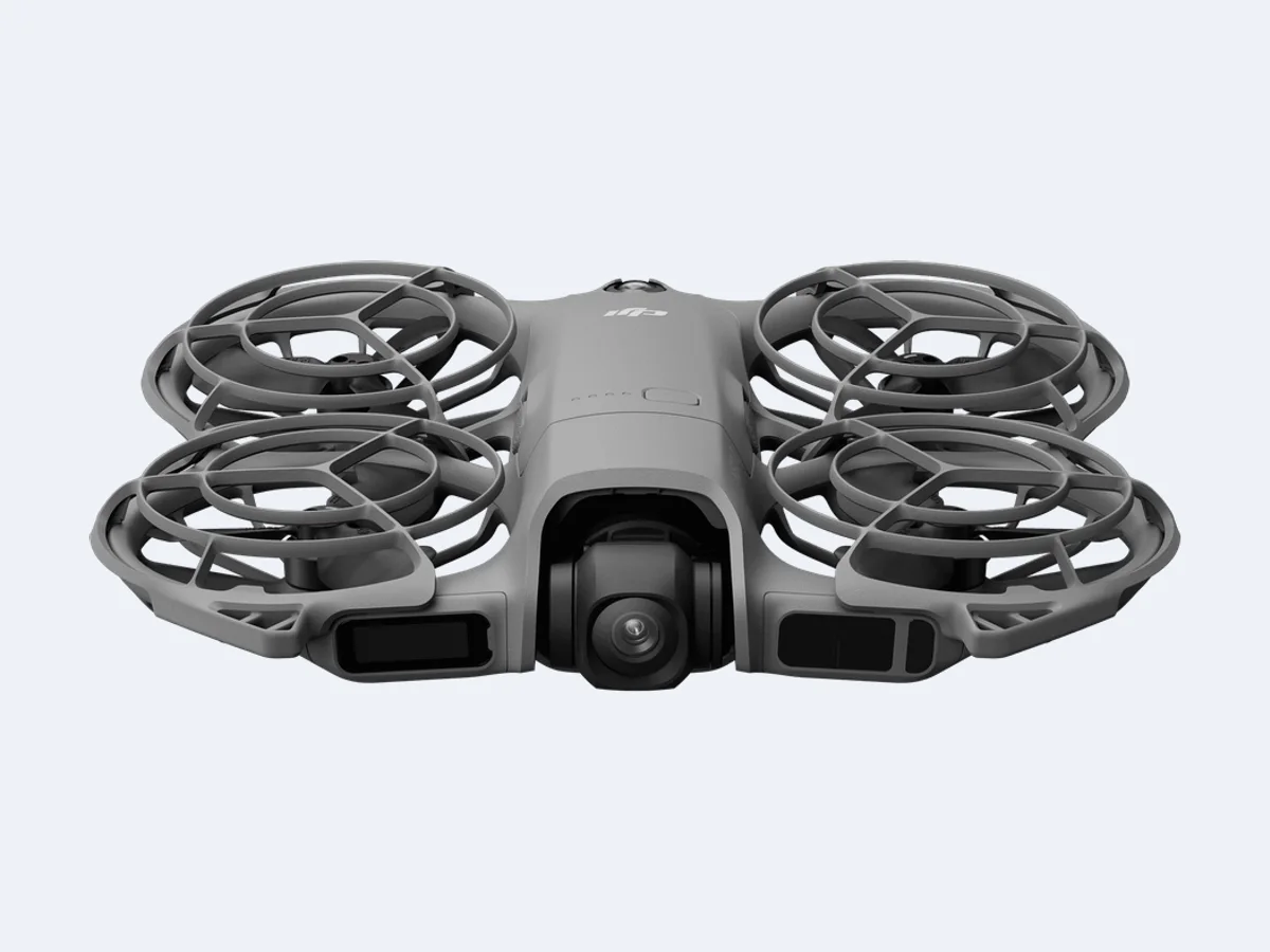 DJI Neo 2 visto de frente, com proteções ao redor das hélices, sensores laterais e câmera no centro