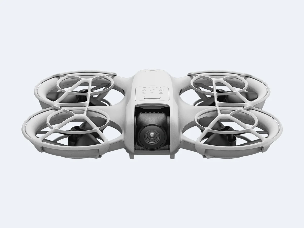 DJI Neo visto de frente, com proteções ao redor das hélices e câmera no centro