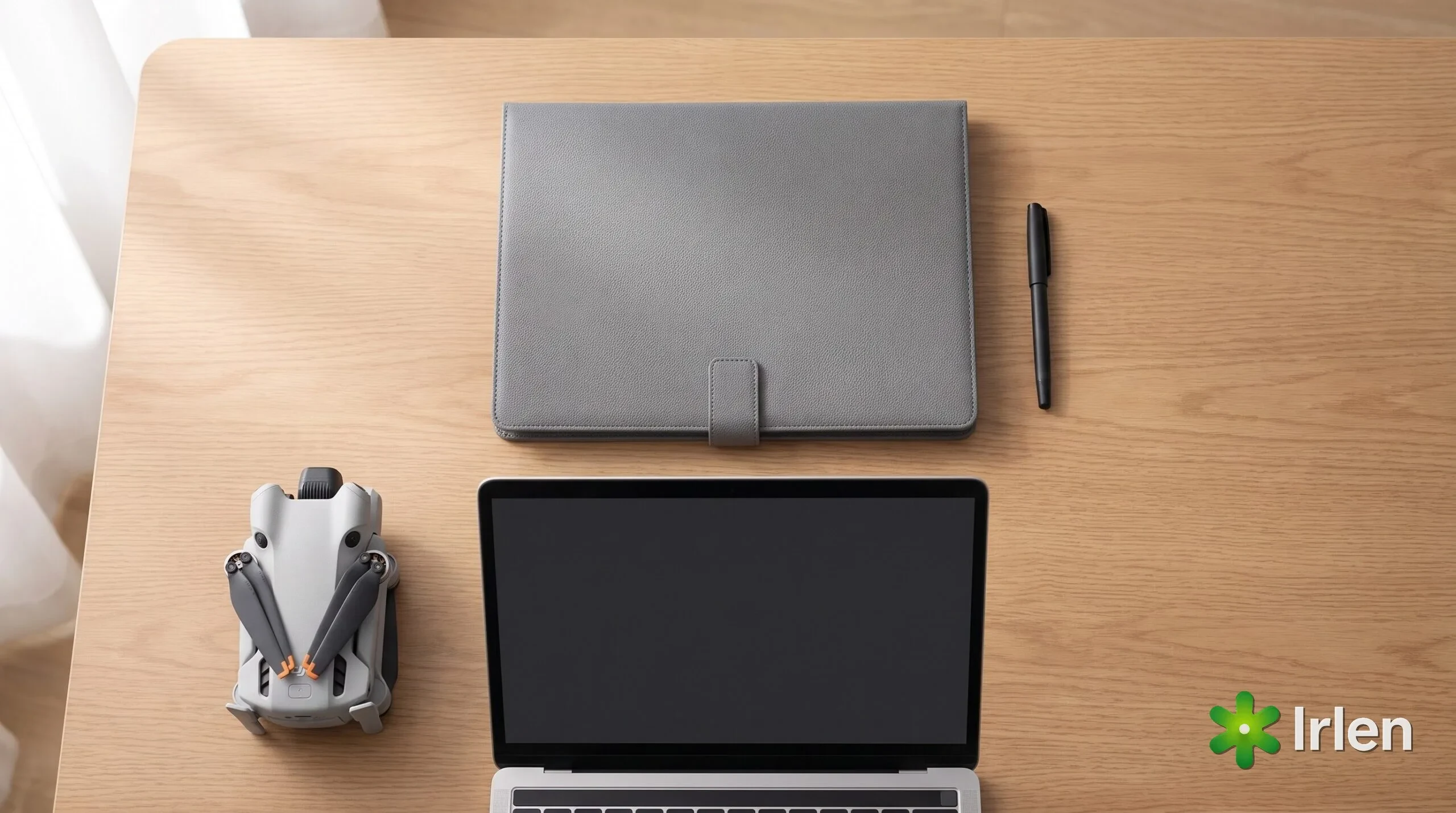 Notebook, pasta de documentos e drone DJI Mini 4 Pro sobre a mesa antes do cadastro SISANT