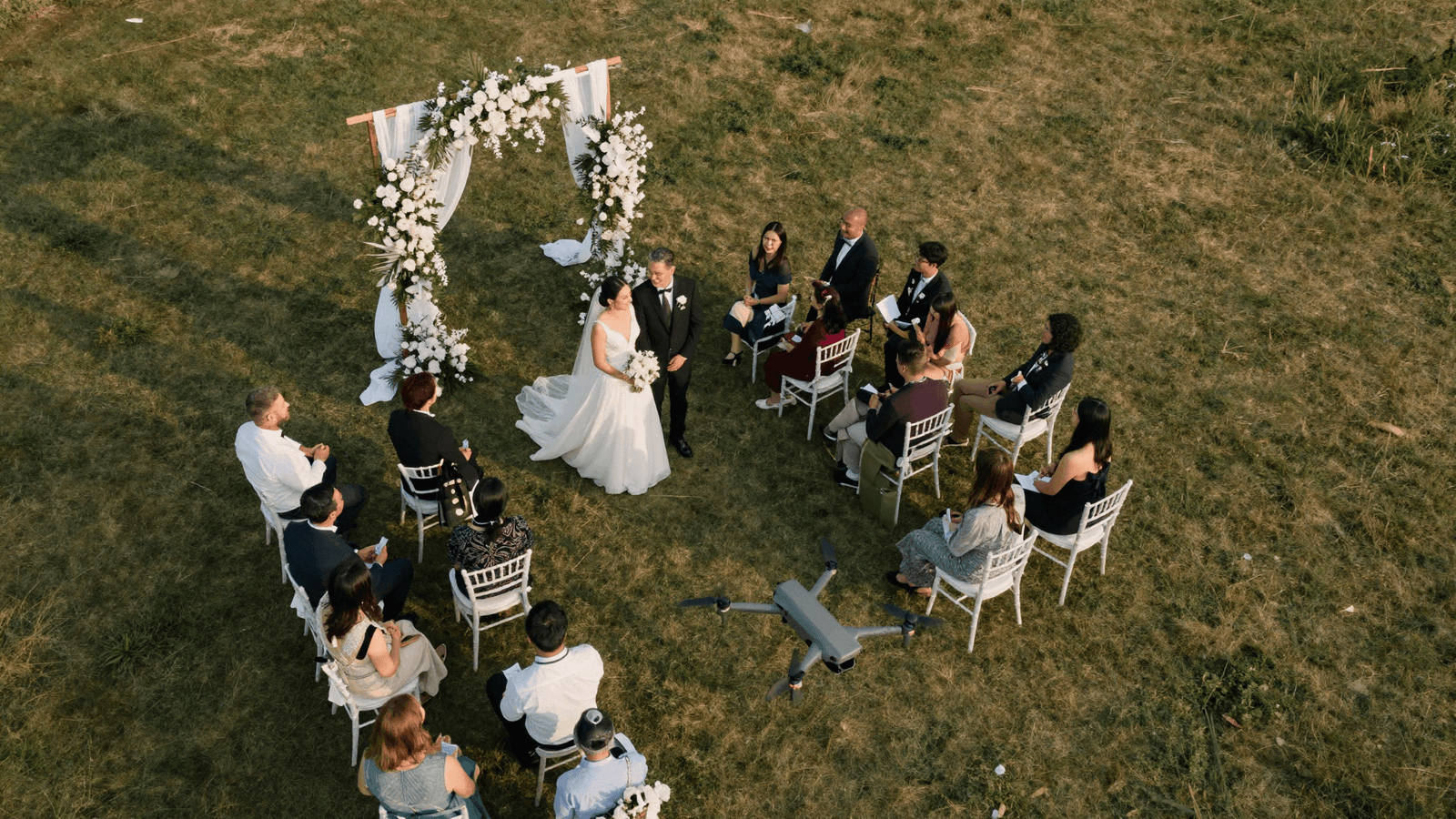 Vista aérea de uma cerimônia de casamento ao ar livre