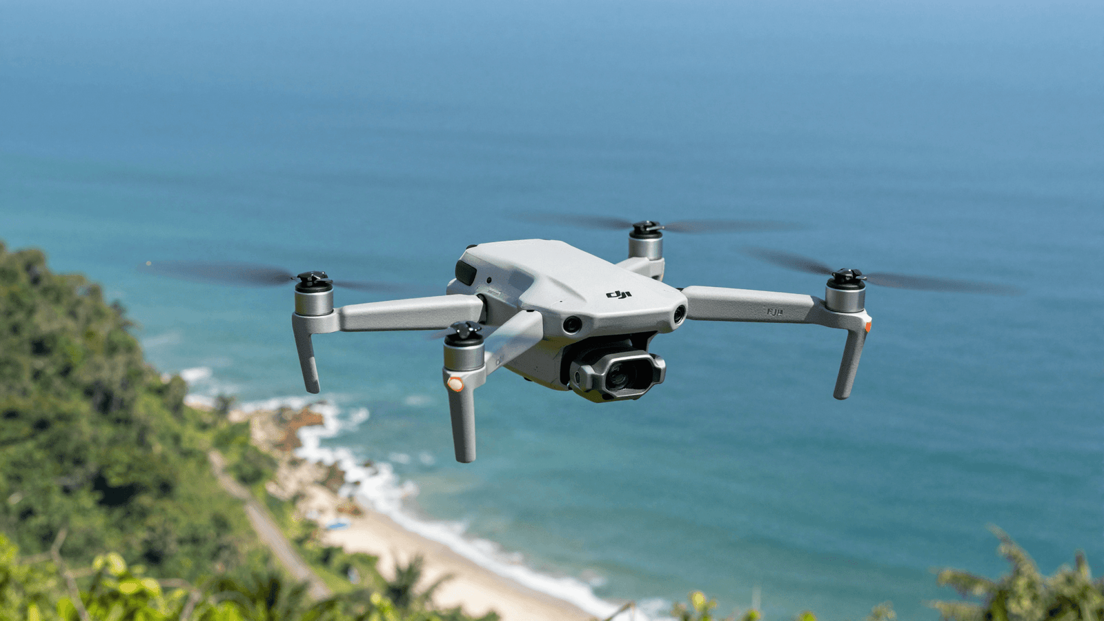 Drone DJI Mini leve sobrevoando o litoral