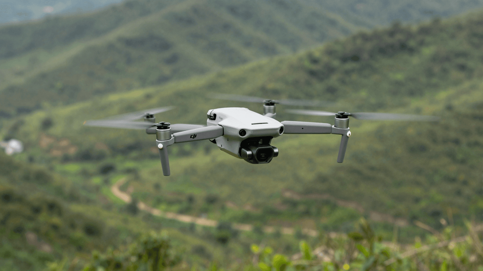 Drone DJI capturando imagens profissionais de uma paisagem