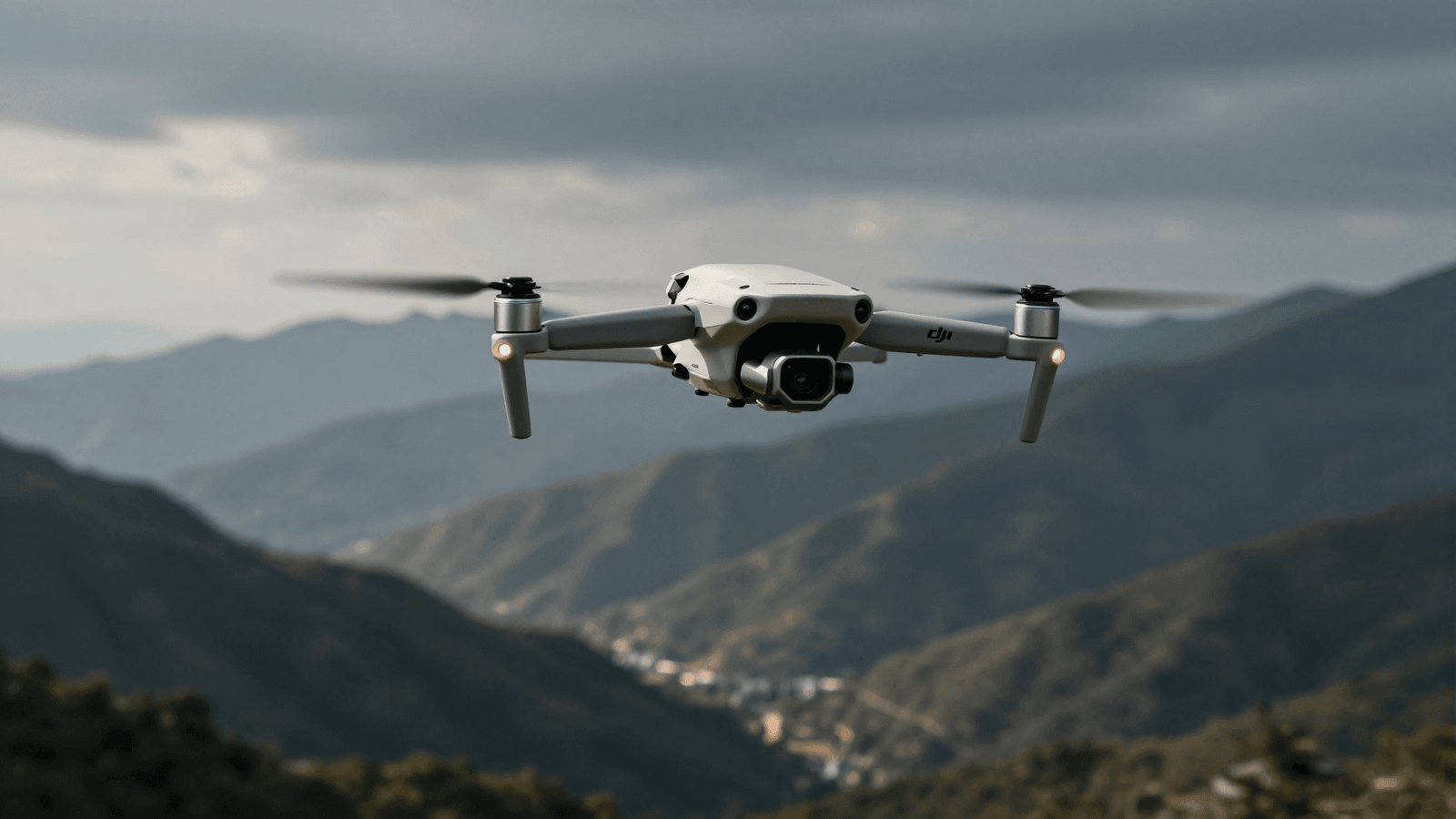 Drone DJI profissional sobrevoando um cenário montanhoso