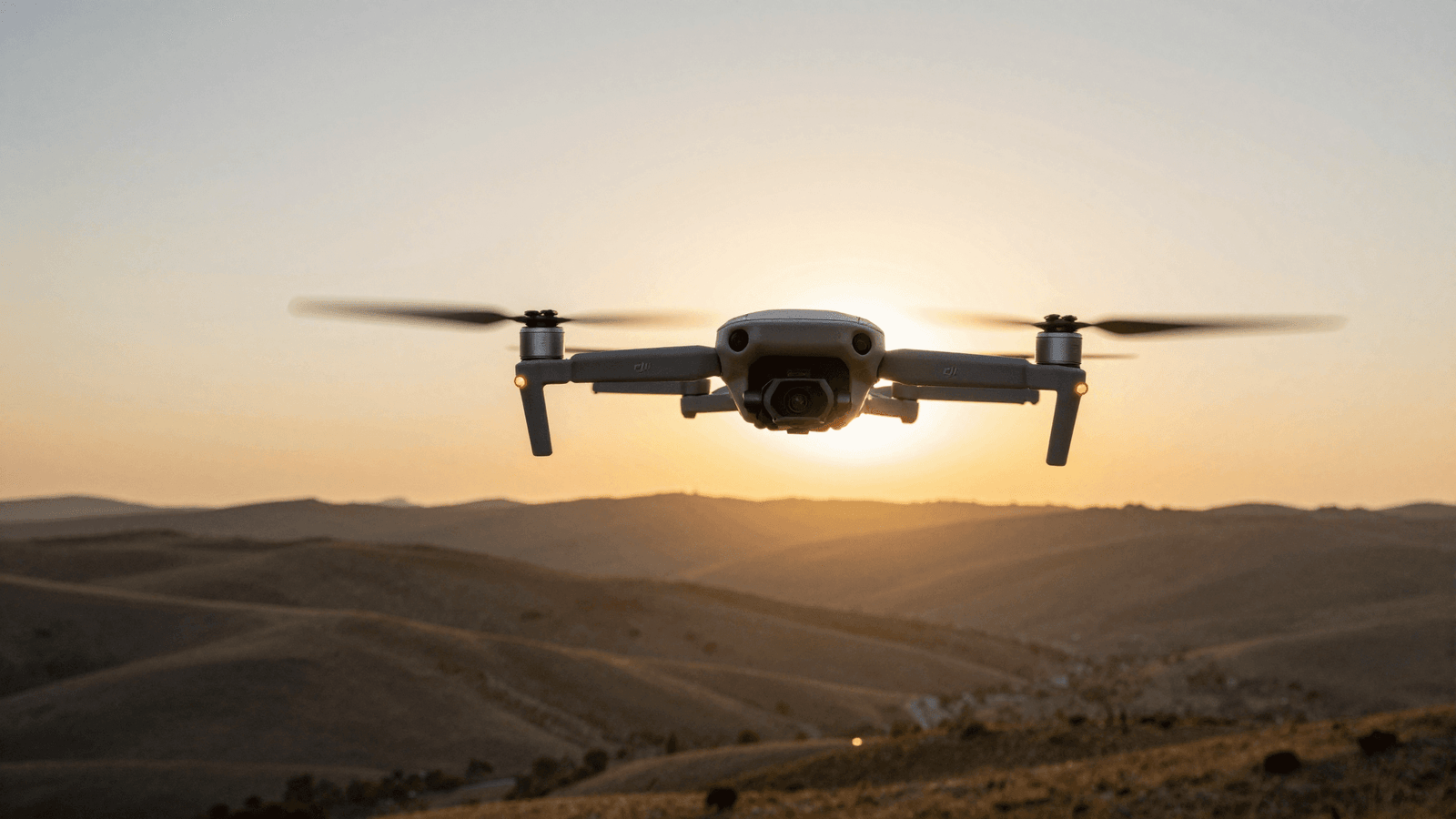 Drone DJI Mini voando ao pôr do sol