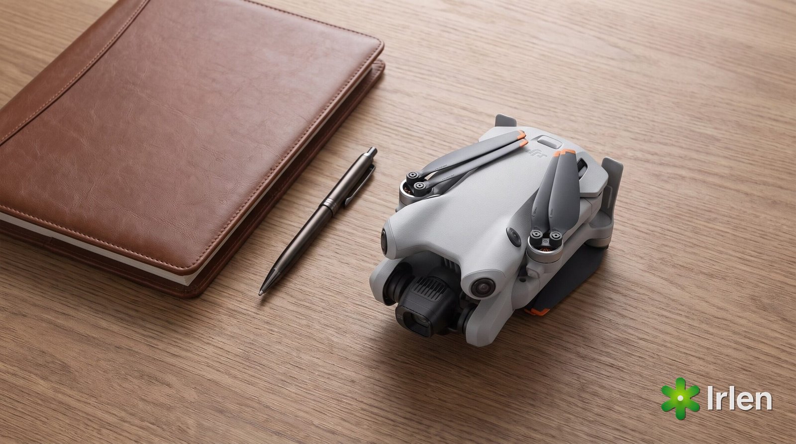 Documentos de abertura de empresa ao lado do drone DJI Mini 4 Pro