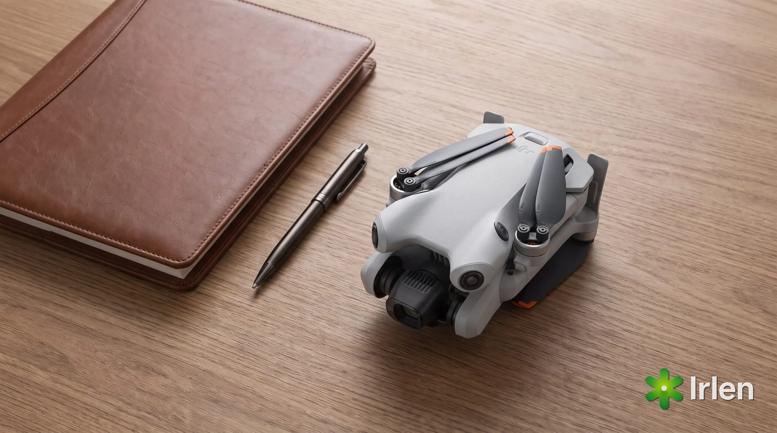Documentos de abertura de empresa ao lado do drone DJI Mini 4 Pro