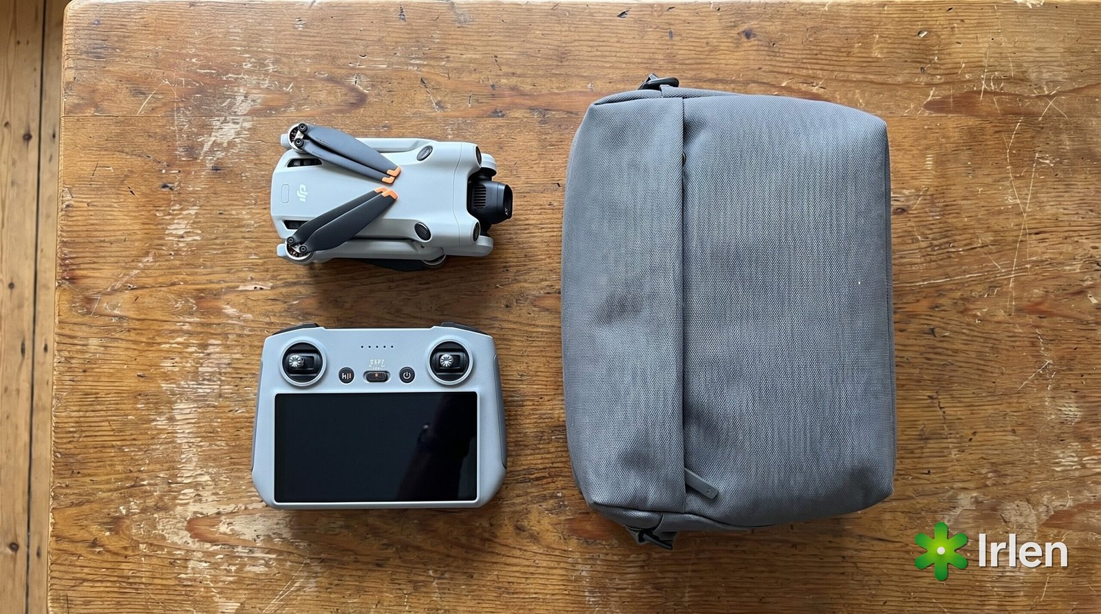 Kit inicial DJI Mini 4 Pro com controle RC-N3 e bolsa sobre a mesa