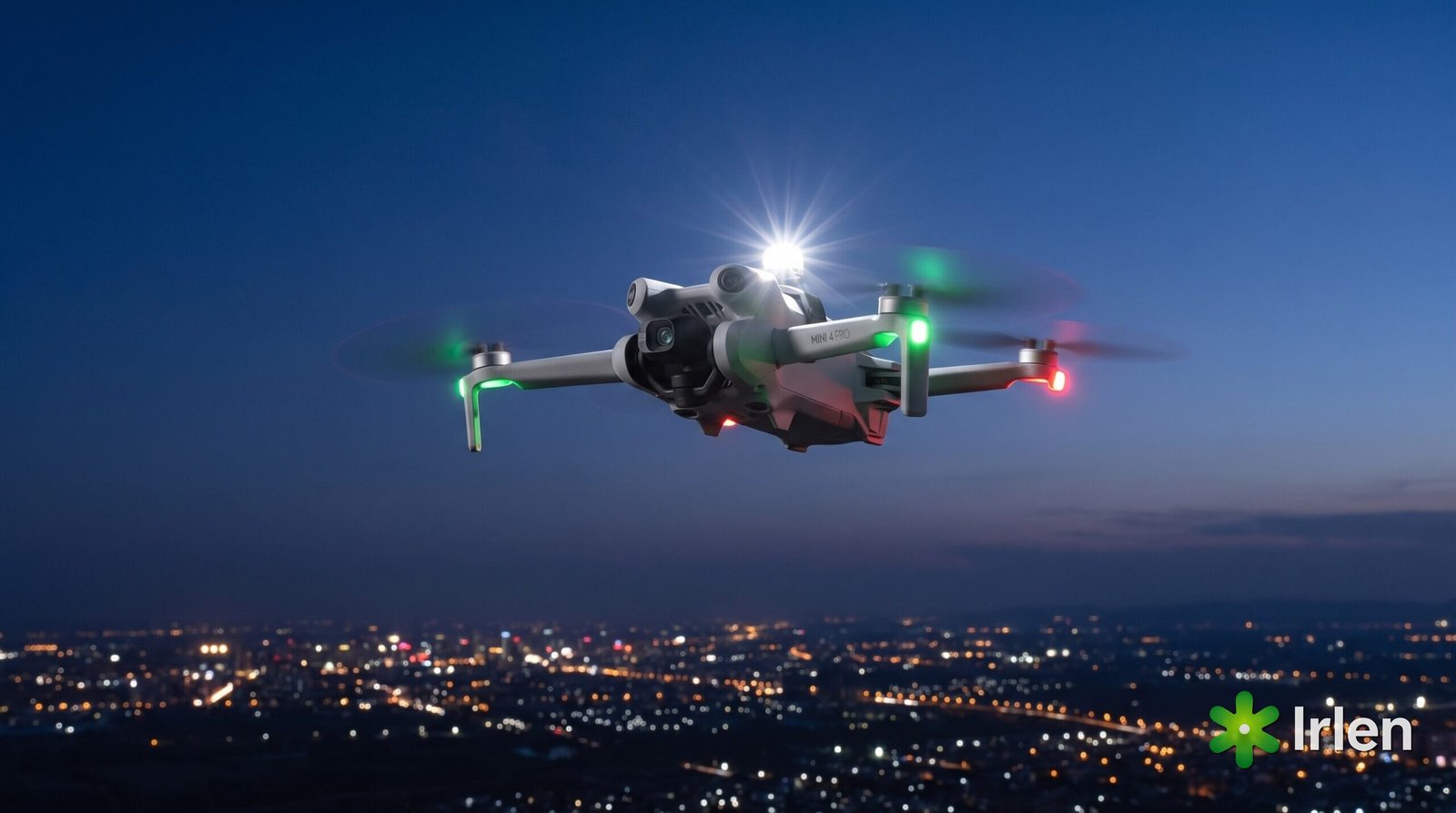 Drone DJI Mini 4 Pro com strobe anticolisão voando ao entardecer
