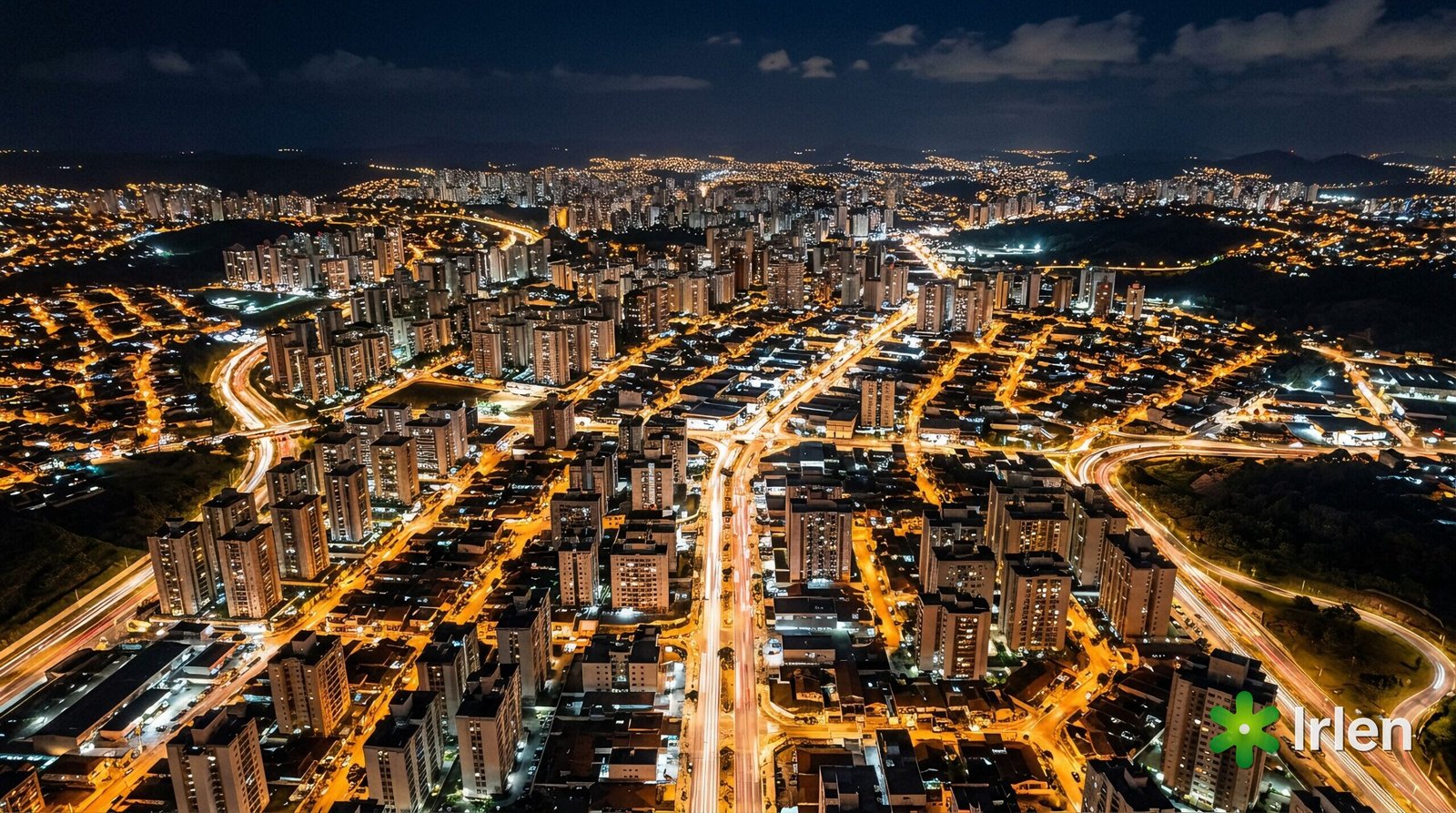 Vista aérea noturna de uma cidade brasileira iluminada