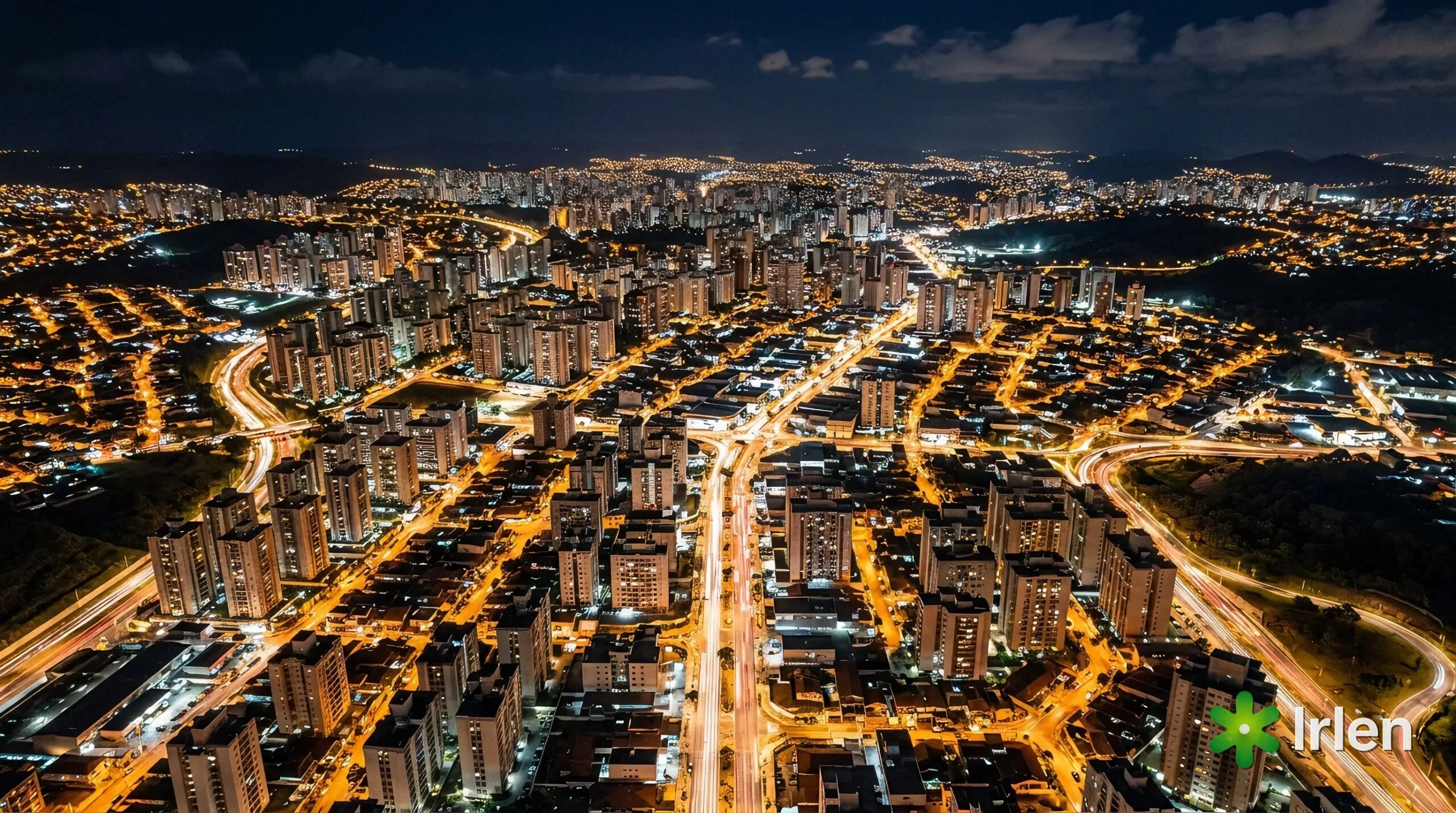 Vista aérea noturna de uma cidade brasileira iluminada