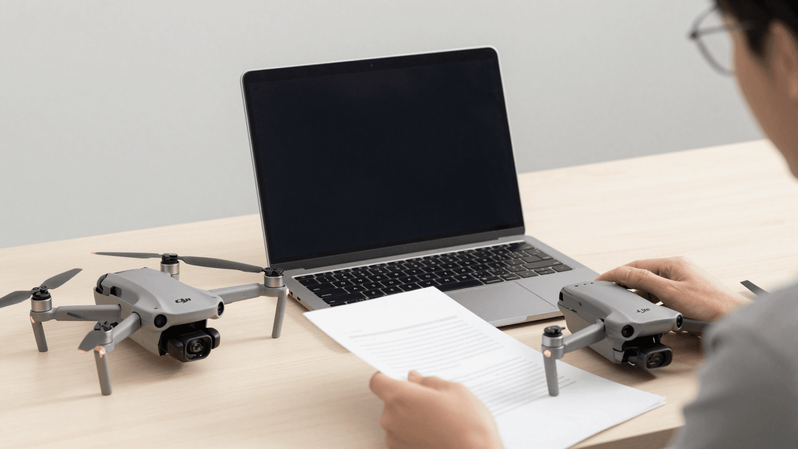 Empreendedor planejando a abertura da empresa de drone, DJI ao lado