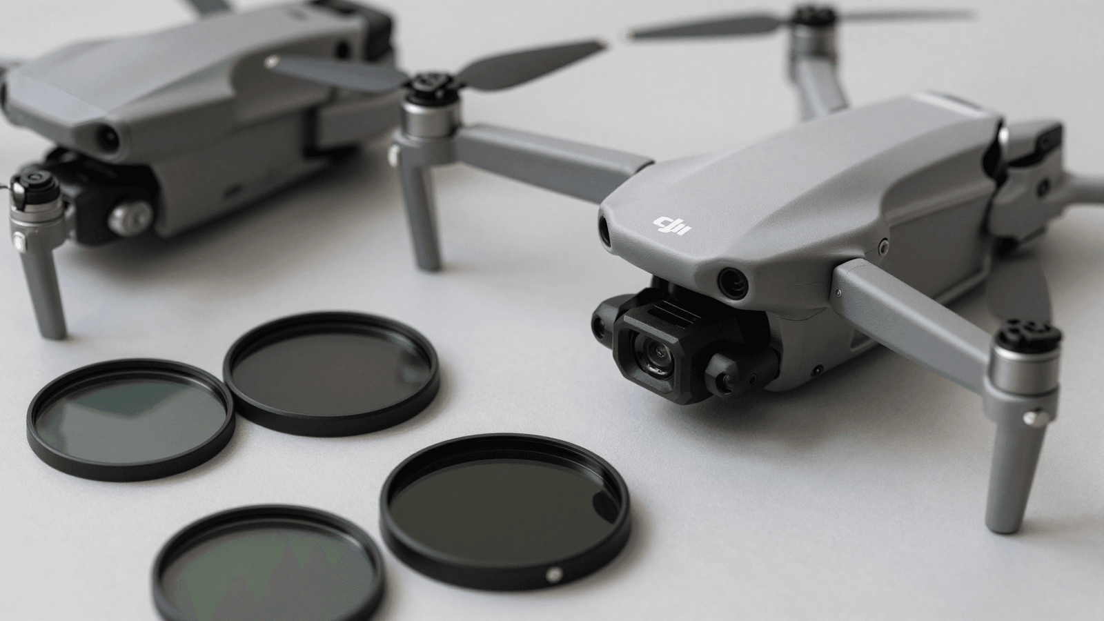 Filtros ND ao lado de um drone DJI