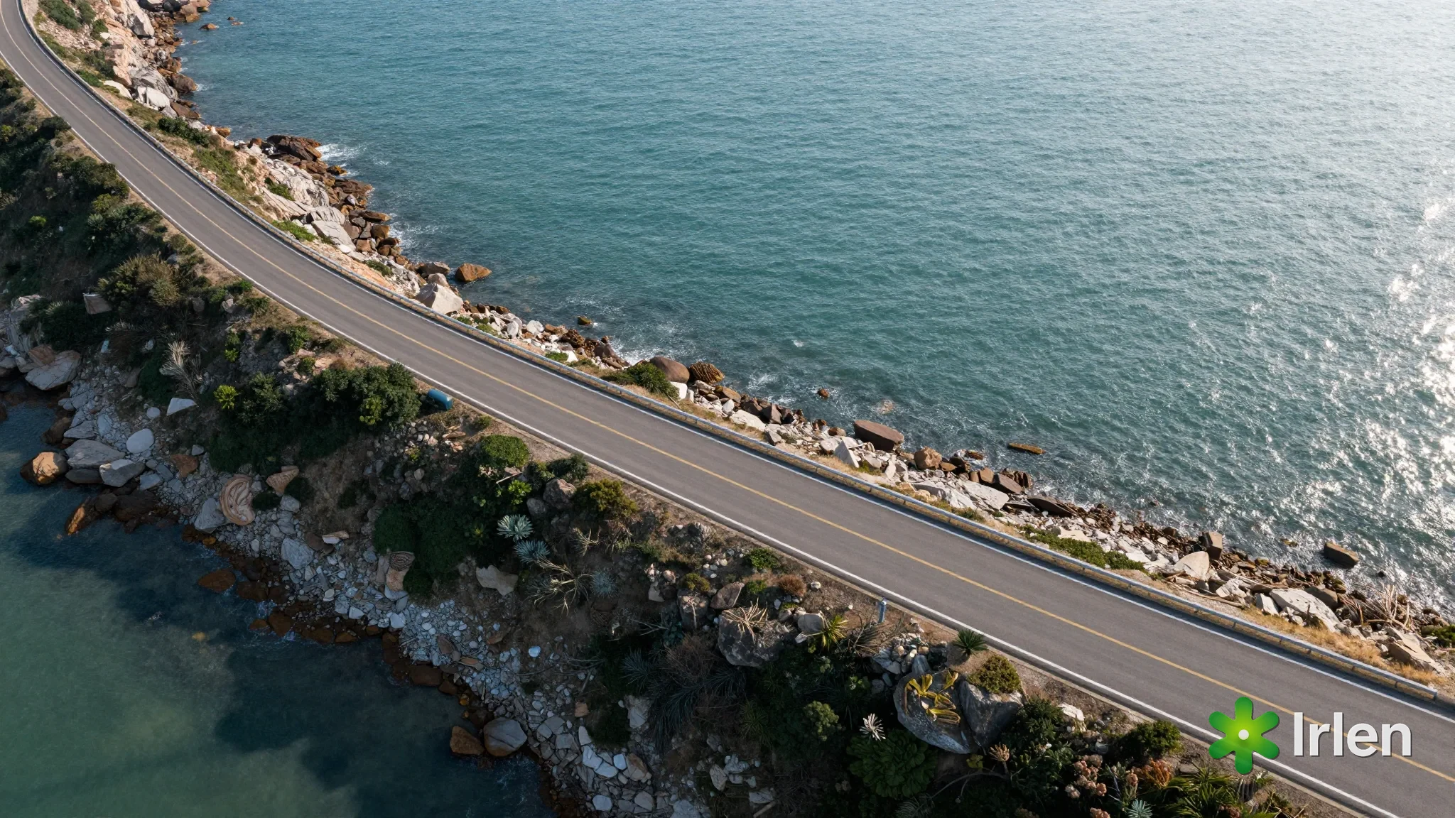 Vista aérea cenográfica de uma estrada sinuosa à beira-mar