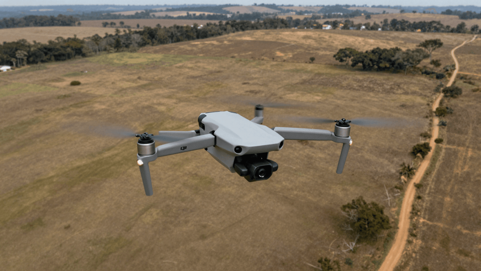 Vista aérea de área rural aberta para voo FPV