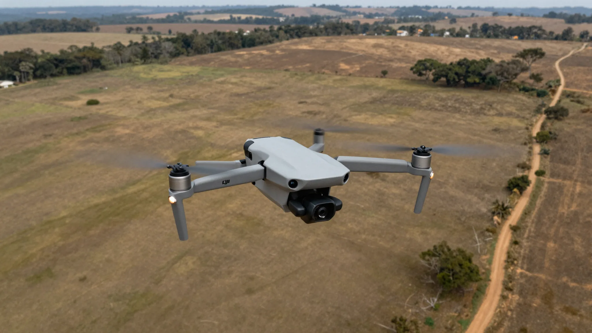 Vista aérea de área rural aberta para voo FPV