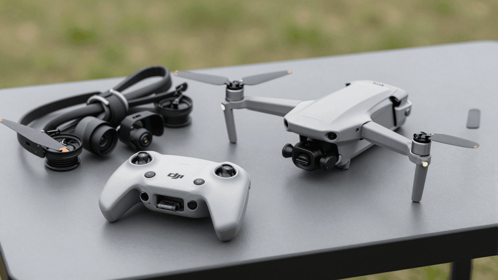 Equipamento de voo FPV e controle sobre a mesa em campo