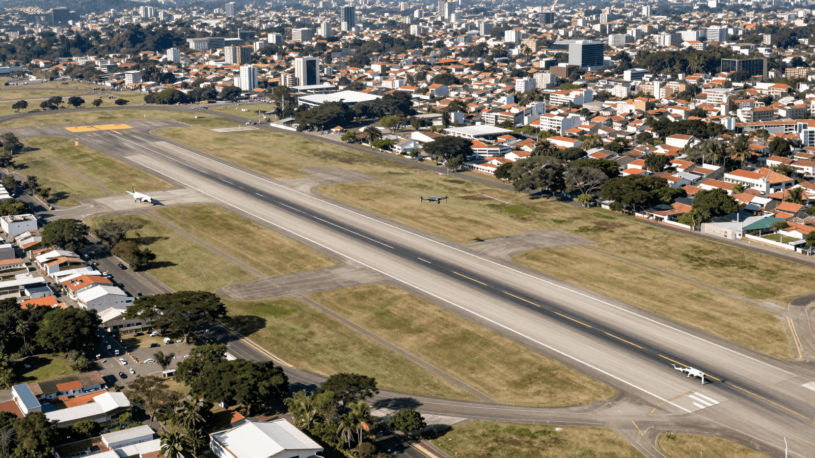 Vista aérea da área de um aeroporto e seu entorno