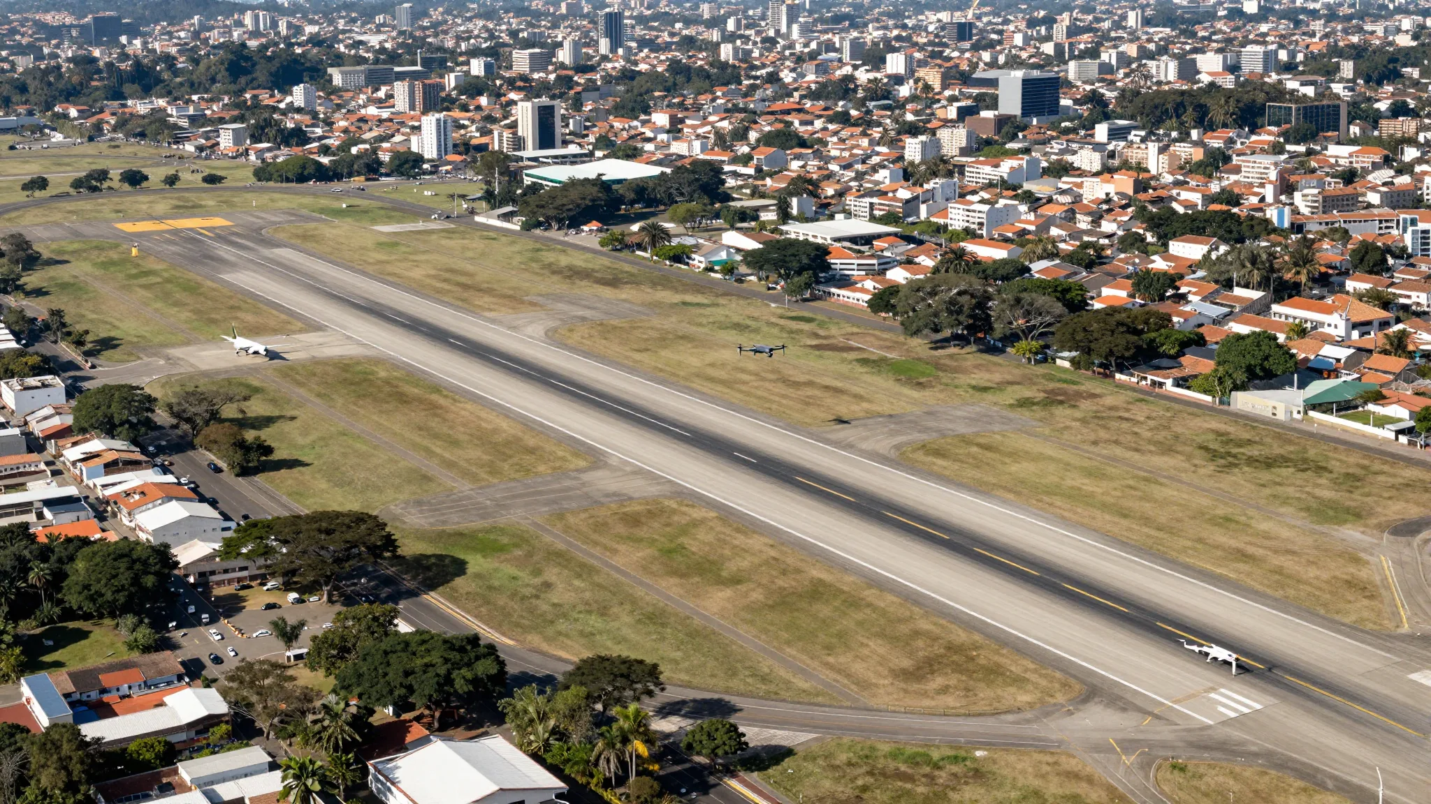 Vista aérea da área de um aeroporto e seu entorno