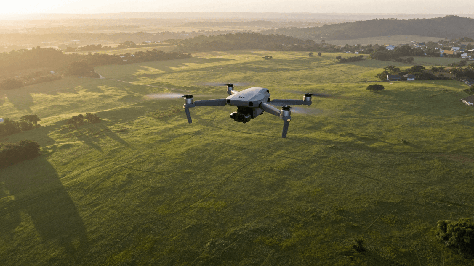 Drone DJI sobrevoando uma paisagem brasileira ao amanhecer