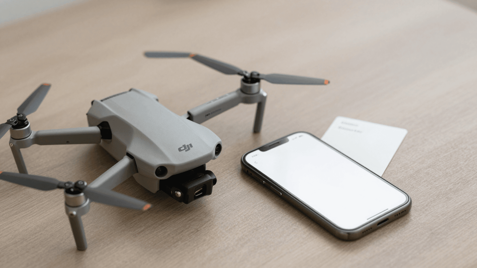 Drone DJI Mini ao lado de celular para regularização